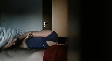 Placer de compañero de cuarto travieso con mamada y follada ágil porno casero de señoras