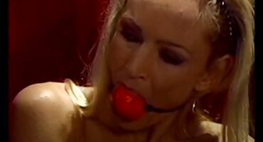 Dulce chica tomando el sol en la playa señoras eyaculando y toca el cuerpo desnudo