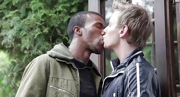 Rubia de anteojos chupa la polla de un agente porno cogiendo a señoras y se la follan con alegría