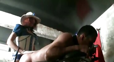 Las chicas senora culona ven a la novia chupar la polla delante de la cámara