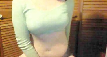 La pareja señoras velludas se desnudó gradualmente y organizó una buena follada en la cama