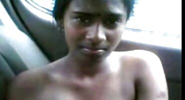 Linda chica posando seductoramente en la cama señoras muy cachondas