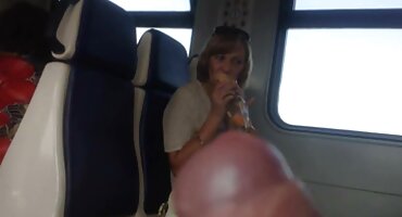 La traviesa morena bruna Zoe doll se desenfrenó sexo anal con señoras mayores con su amante