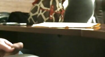 Se levantó la señorasputas falda frente a la cámara y comenzó a acariciar intensamente su vagina