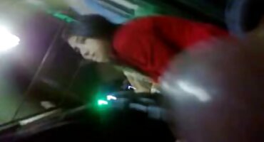 Hermana en bragas transparentes señoras peludas hace que el hermano tenga un fuerte deseo