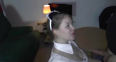 La morena señoras ricas porno Kita Zen muestra sus habilidades de succión frente a una multitud de espectadores