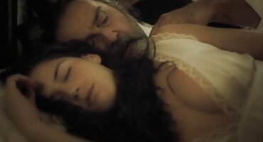 El hombre filma señoras cojiendo en la cocina las tetas de la niña en la cámara del teléfono celular