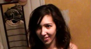 Chica rubia en pantalones cortos chupa a un amigo videos porno de señoras de casa exigente