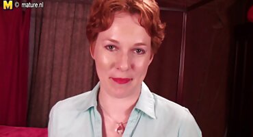 Ébano se pone cachonda por la masturbación y se rinde por el culo señoras culonas en tanga