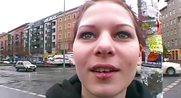 La perra se quedó sola en medias y atrapó al hombre con porno anal con señoras Anal