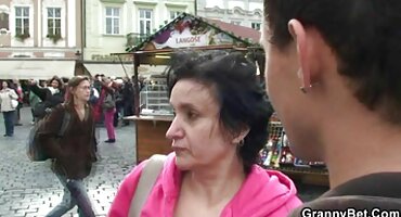 Seductora rubia acaricia perezosamente el coño señoras peludas con los dedos en la cámara