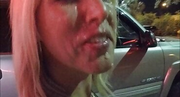 Joven nena Pechugona diligentemente complaciendo a videos de señoras desnudas un idiota peludo
