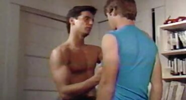 La morena flaca Sandra Zee es tímida señoras peludas a la hora de ser follada en un casting