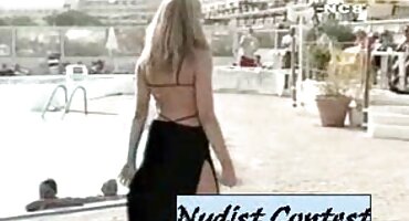 La mujer de negocios no videos de señoras gordas oculta la ropa interior con medias debajo de la ropa