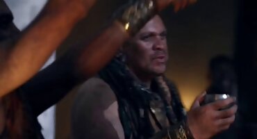 Chica en medias de red se masturba desesperadamente el coño en señoras cojiendo a escondidas posición de pie