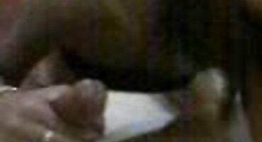 Hermosa ébano chupa un pene blanco a través de un agujero en la pared señoras hermosas desnudas