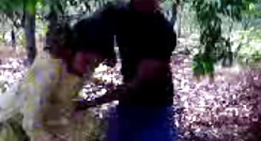 Lesbianas con sombreros militares hurgan con avidez en los coños recortados de las demás señoraxxx