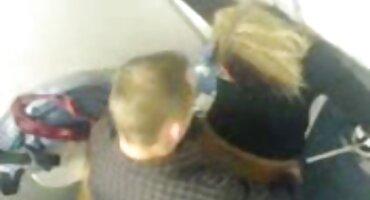 Mujer joven de pecho plano montando una gran polla de compañero de cojiendo señoras casadas cuarto