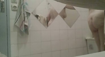 Chico barbudo lamió el coño peludo porno de señoras mexicanas de la belleza pelirroja y se la follan