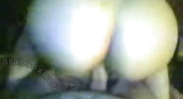 La masajista llevó al cliente xxxseñora al orgasmo a través del sexo caliente en la mesa