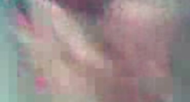 Las morenas jóvenes están encantadas con el chico y disfrutan de su polla señoras por el culo