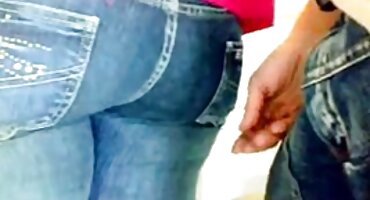 Hermosa chica gorda con tatuaje montando a señoras de 50 años culonas un hombre afeitado