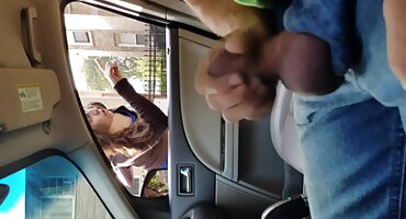 Prostituta ágil y experimentada montando el señoras mamando verga culo en la cara de un chico joven