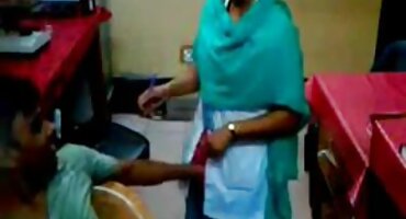 Masajista relaja al cliente con los dedos de la mano en la señoras divorciadas xxx ingle