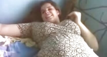 Marido anal de señoras en medias le hace una mamada al marido y se para frente a él al estilo perrito