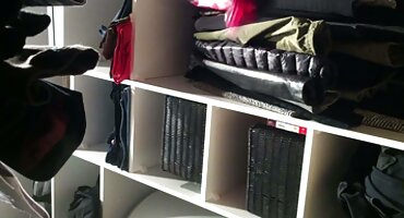 Chica señoras calientes xxx universitaria de Perm lame hábilmente las bolas del maestro