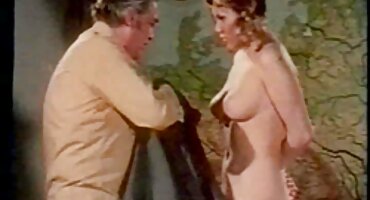 Ébano ayuda a la virgen de piel blanca a organizar un señoras mayores porno grupo de libertinaje