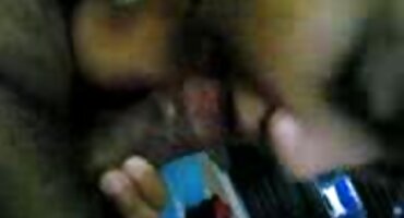 El pasajero pelirrojo abre fácilmente las señoras maduras follando piernas frente al taxista