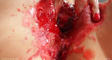 Stripper de ébano deja que el cliente señoras encoxadas la presente a la polla