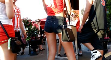 Cambiarse de ropa en el vestuario llevó a un striptease de chica descarada señoras maduras piernudas