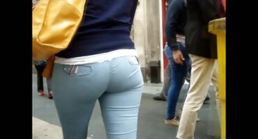 La esposa se sonroja por el esfuerzo y chupa señoras xxx hd diligentemente el falo de su marido