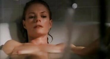 Una agente de bienes raíces recibió dinero de una camioneta y se acostó en el piso señoras maduras bañandose