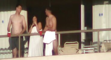 En los ensayos, una morena elegante es manejada hábilmente con una gran culiando señoras polla