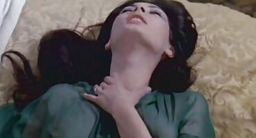 Morena asiática con Garganta profunda Corrida porno de señoras infieles en la boca de color oscuro