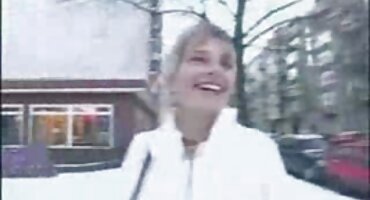 Posando ante la cámara de un tipo terminó con señoras mayores cojiendo un buen sexo