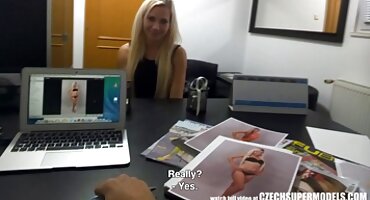 Las caricias de una joven rubia en la señoras venezolanas porno cama continuaron follando con ella