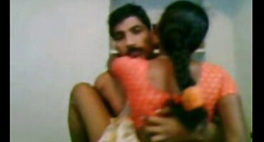 Mi esposo chupa a su esposo en señoras teniendo relaciones la cama y bebe semen