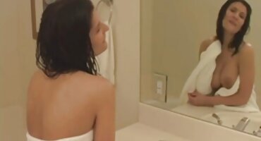 Áspera asiática follada por el culo y señoras maduras calientes hecha gemir y llorar