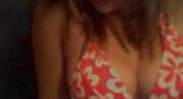 El marido lame felizmente los sexo de señoras maduras agujeros de su esposa y mete los dedos en ellos