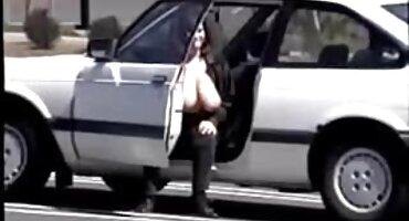BB accar acaricia señoras xxx caseros enormes tetas y se masturba en el coche