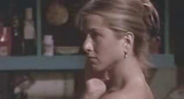 Travieso coniuge cónyuge acaricia la polla y las bolas del marido con xxx señoras grandes la lengua caliente