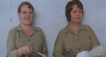 La plástica Irene Rose se muestra estirada y posando desnuda señoras mamando