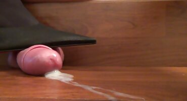 Puta culo estimula el ano antes de porno de seńoras tragar la polla