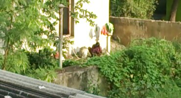 La niña recibió un regalo de señoras casadas infieles un hombre y está lista para agradecer con una polla