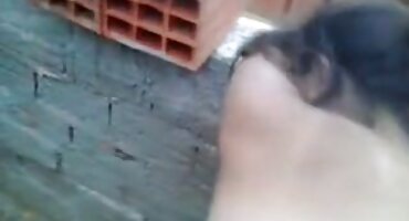 Engrasó el cuerpo de la porno señoras y jovenes clienta y tuvo la oportunidad de follársela en el sofá