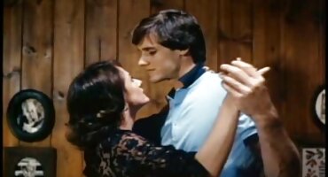 A la pelirroja vestida de nieve se le permite desgarrar la garganta y la vagina señoras mega nalgonas